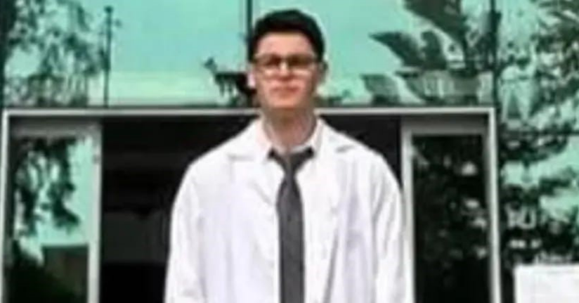 Hastanede kalp krizi geçirerek vefat eden 24 yaşındaki doktor, 8 ay önce trafik kazasında ölen annesinin yanına defnedildi