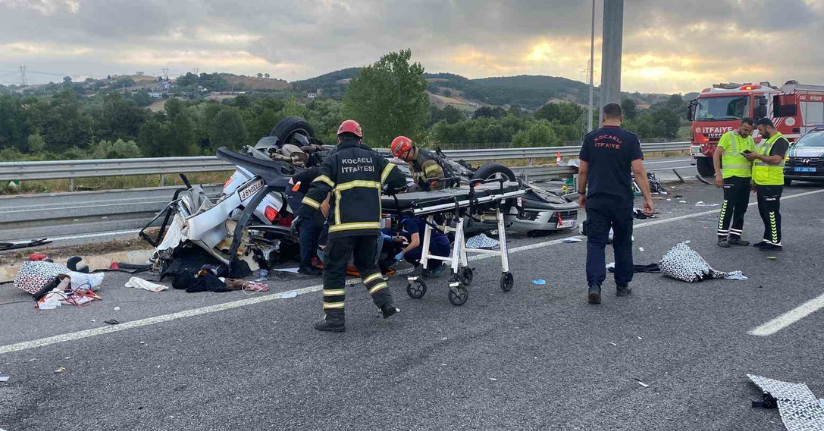 Kuzey Marmara’da otomobil yön tabelasına çarptı: 1 ölü, 4 yaralı