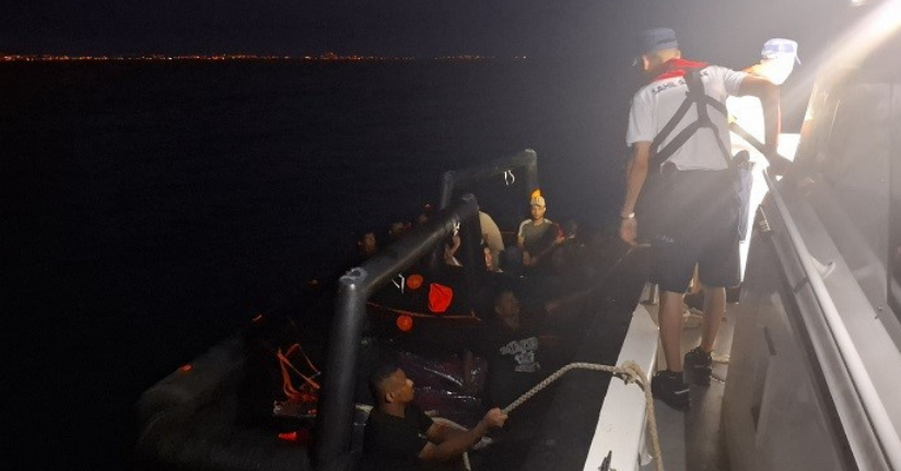 Kuşadası açıklarında 21 düzensiz göçmen kurtarıldı
