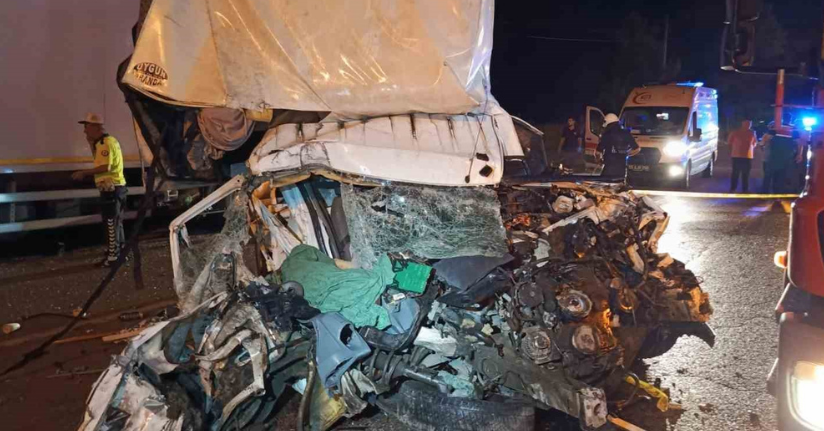 Samsun’da kamyonet park halindeki tıra çarptı: 1 ölü, 1 yaralı