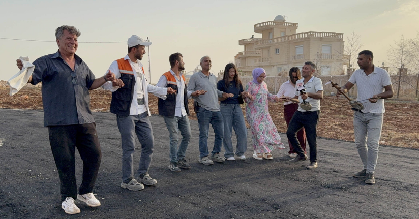 Midyat’ta 50 yıl sonra mahallelerine dönen Yezidiler, asfalt sevincini halayla kutladı 