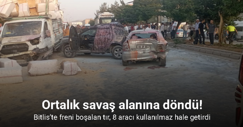 Bitlis’te freni boşalan tır, 8 aracı kullanılmaz hale getirdi