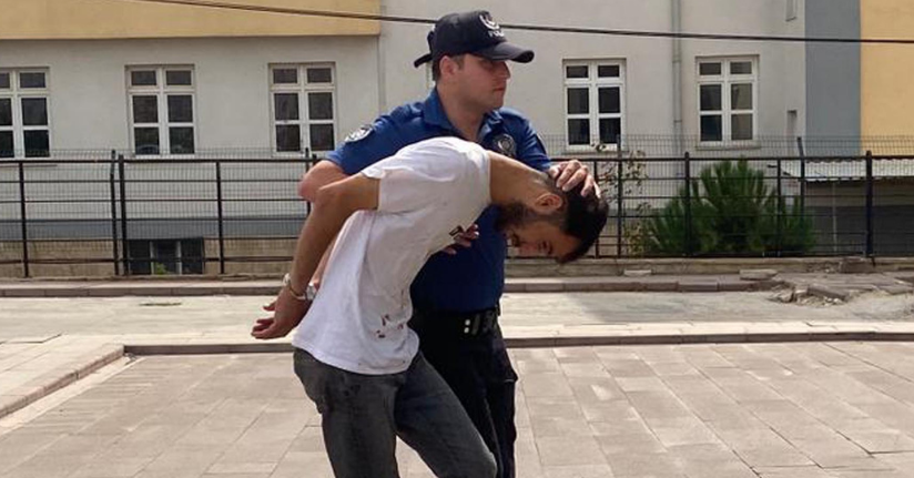 Uyuşturucu ile yakalandı, polisin serçe parmağını ısırıp kopardı