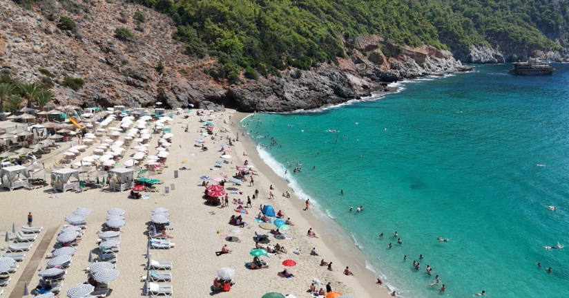 Alanya’da sıcak hava sebebiyle yerli ve yabancı turistler plajları doldurdu