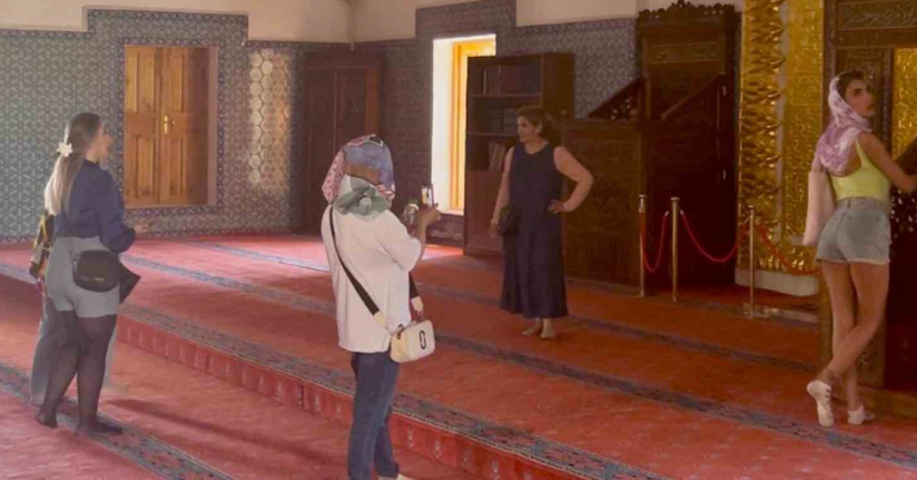 Van’da tarihi camiyi uygunsuz kıyafetlerle ziyaret eden turistlerle ilgili tartışma sürüyor