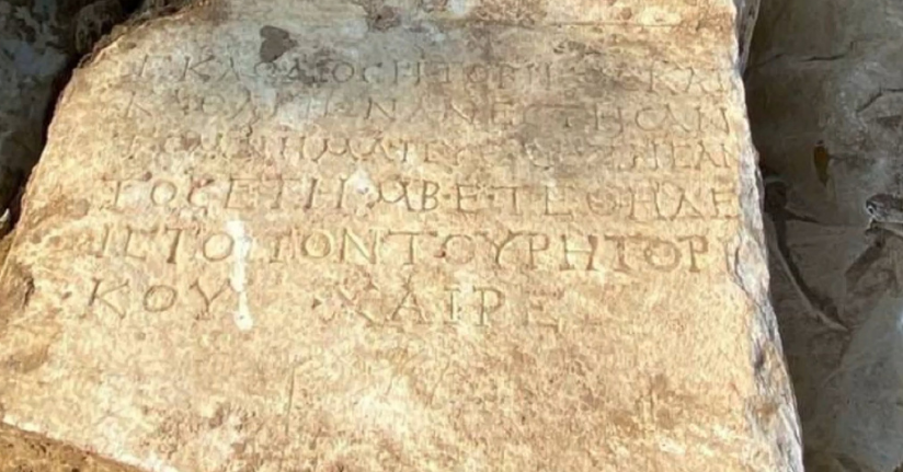 1900 yıllık mezar taşını satmaya çalışırken yakalandı