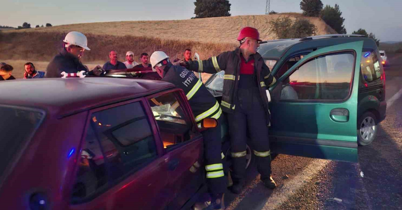 Kütahya’da 2 araç kafa kafaya çarpıştı: 2 ölü, 1 yaralı