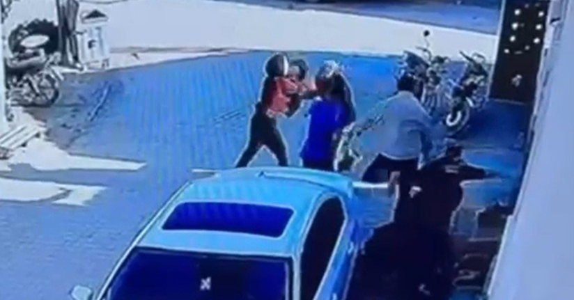 Kadınların saç baş sokak kavgası kamerada