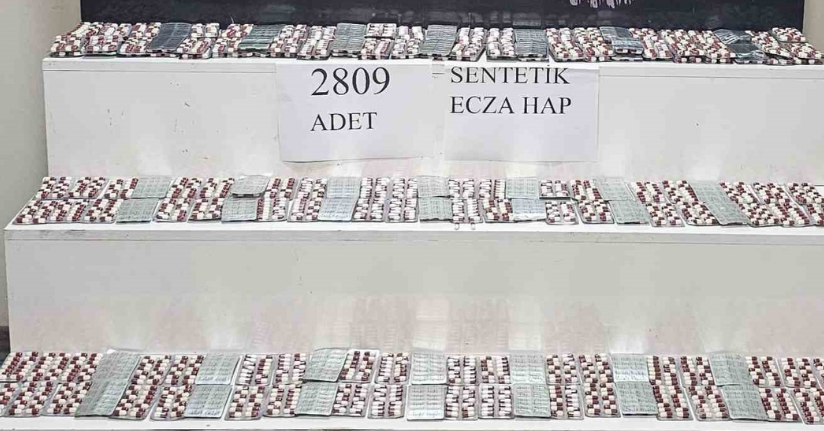 Adana’da 16 yaşındaki şüpheli 2 bin 809 adet uyuşturucu hapla yakalandı