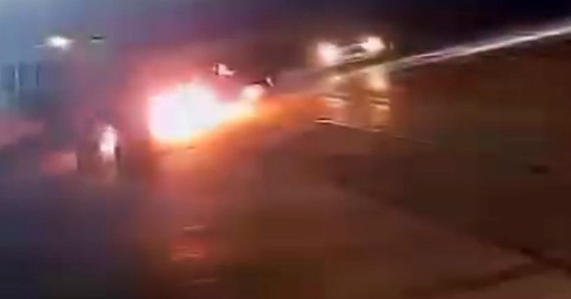 Seyir halindeki otomobil alevlere teslim oldu: O anlar kamerada