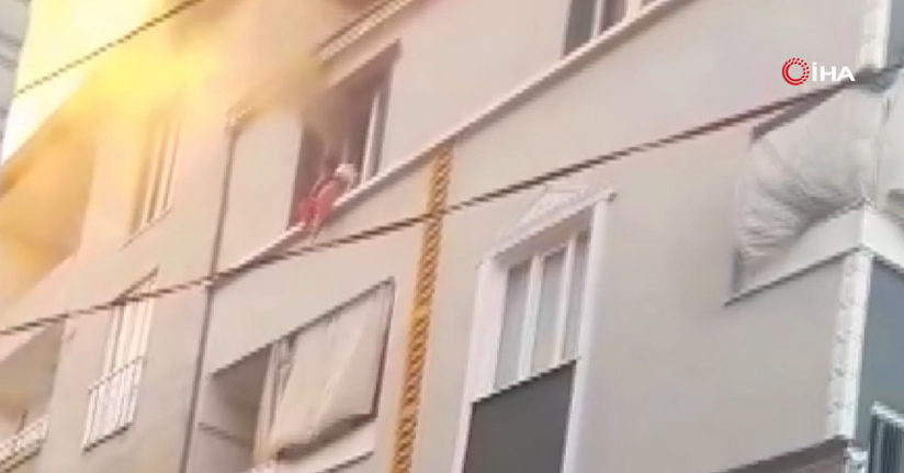 Babaannenin torunu kurtarmak için 3. kattan aşağıya bıraktığı görüntüler ortaya çıktı