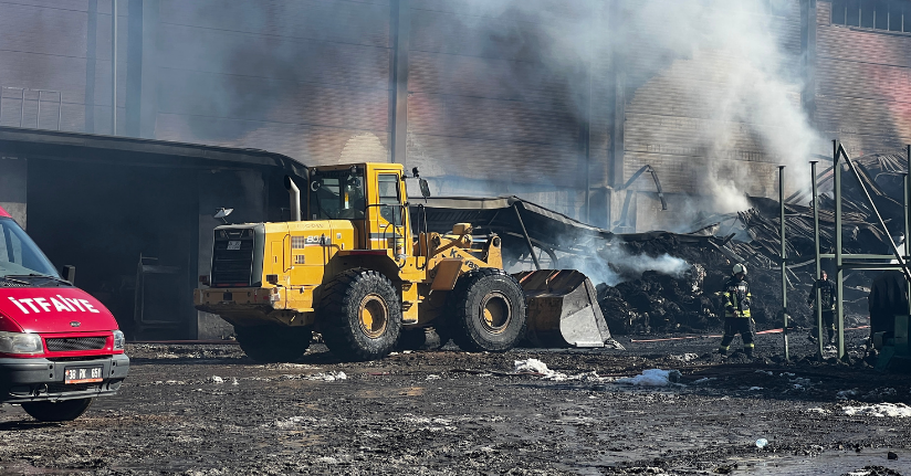 Tekstil fabrikasındaki yangın, 15 saat sonra kontrol altına alındı