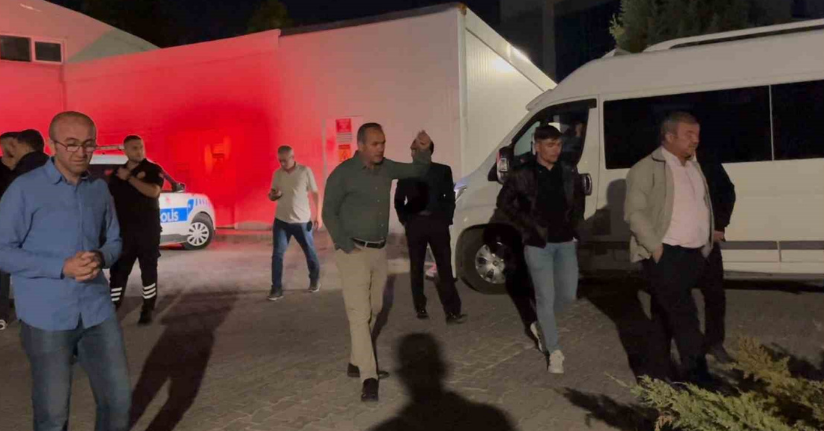 Ambulansı kilometrelerce kovalayıp sıkıştırdılar, başhekimlik bahçesine 1 minibüs adam çağırdılar