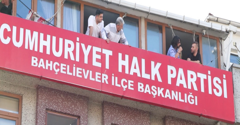 CHP İstanbul İl Başkanlığı önündeki bekleyiş sürüyor