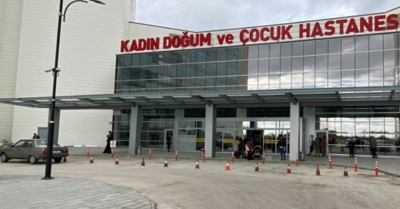 3,5 yaşındaki çocuğu darbedip, vücudunda sigara söndüren anne ve sevgilisi tutuklandı