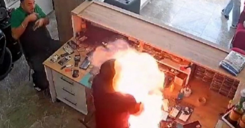 Telefon bataryası bomba gibi patladı