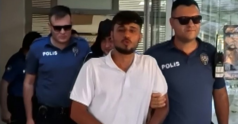 Tutuklanınca gazeteciye öpücük atıp, 
