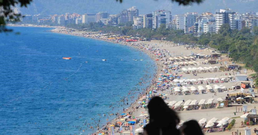 Termometreler 37 dereceyi gösterdi, yazın son günlerinde Antalya sahilleri doldu taştı
