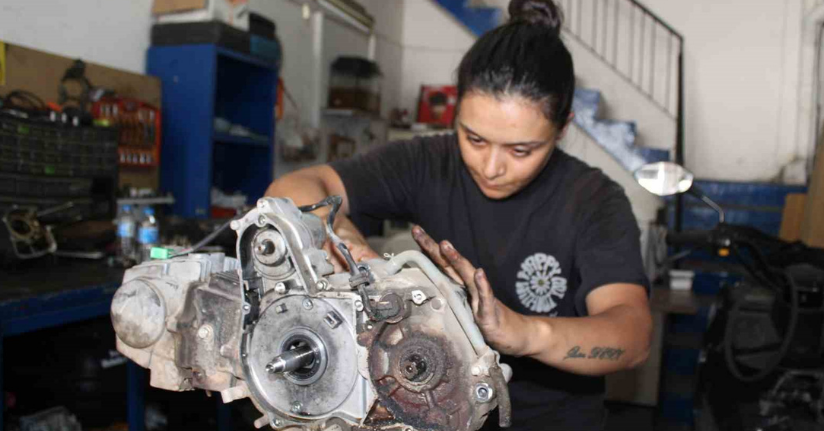 Çırak bulamayan eşine destek için başladı, motor ustası oldu