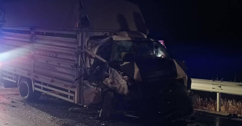 Bilecik’te hafif ticari araç kamyonetle çarpıştı: 1 ölü, 2 yaralı