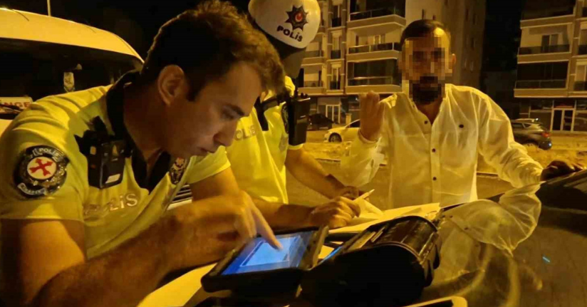 0.03 promil fazla çıkınca ehliyeti alındı, polise itiraz edip gazeteciye tepki gösterdi