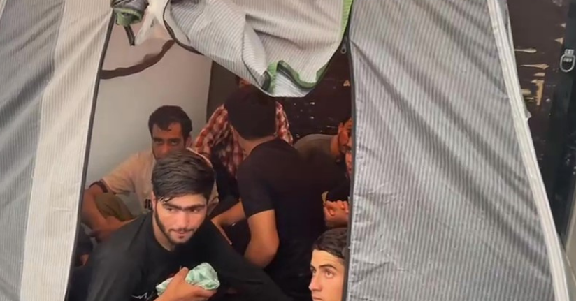Amasya’da tırdaki kamp çadırlarında 17 kaçak göçmen yakalandı