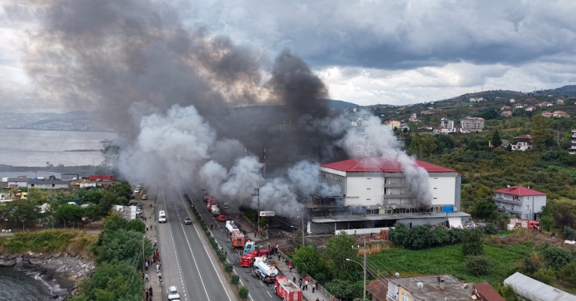 Trabzon’da alışveriş merkezindeki yangında alevler yeniden yükseldi 