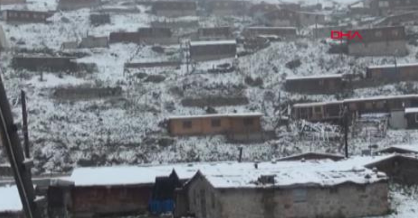 Doğu Karadeniz'in yüksekleri Beyaza Büründü; Çobanlar Sürülerini yayladan İndirdi