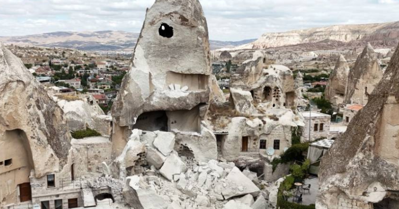 Kapadokya’da peribacası yıkıldı