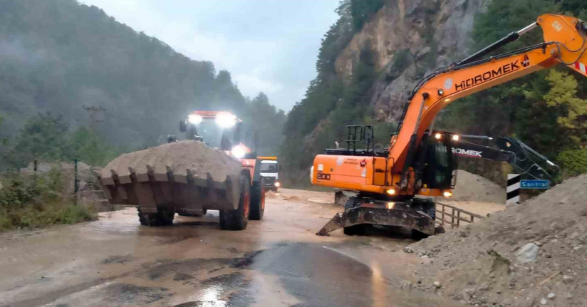 Rize-Erzurum karayolu İkizdere santral mevkiinde dere taşkını nedeniyle ulaşıma kapandı
