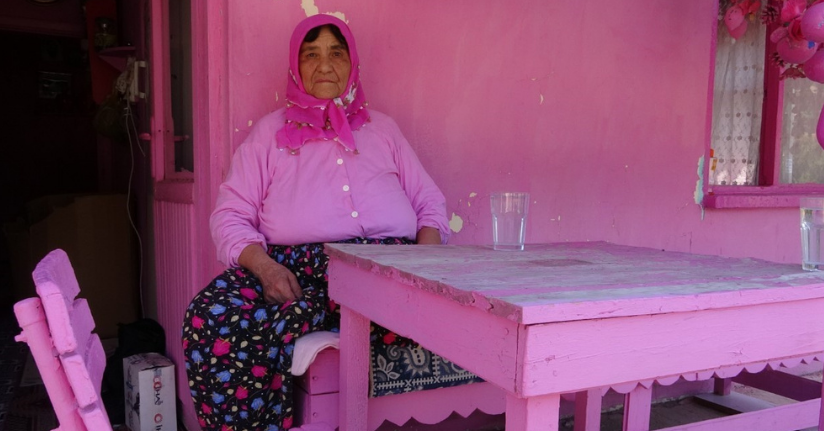 Isparta’nın pembe renk tutkusuyla bilinen ’Barbie Teyzesi’ pembe evine mahkum kaldı