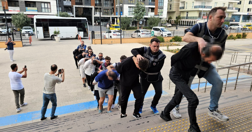 Şehit ailesini dolandıran 11 şüpheli adliyede