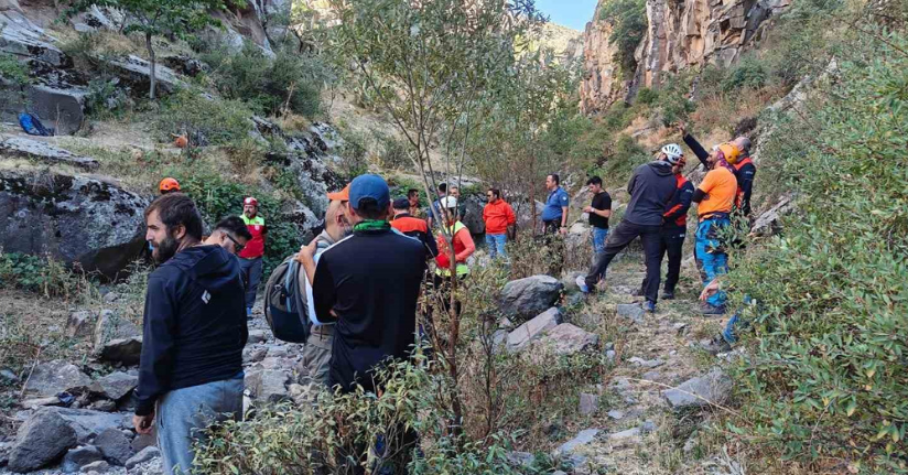 Kayalıklardan düşen dağcı hayatını kaybetti