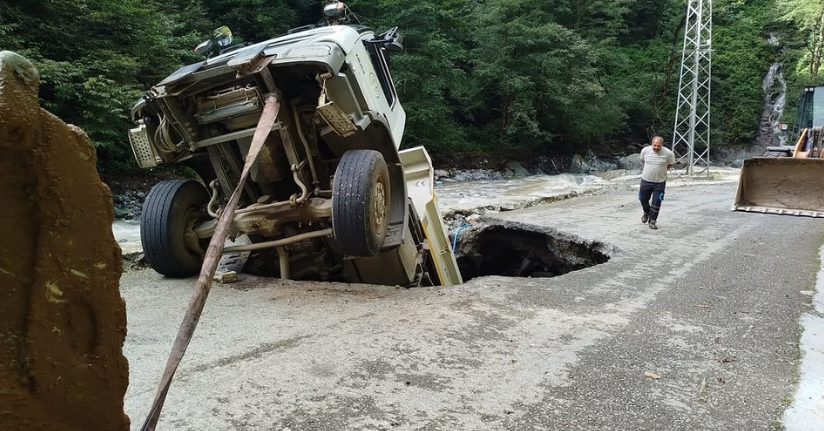 Artvin’de yol onarım sırasında kamyon göçüğe düştü: 1 yaralı