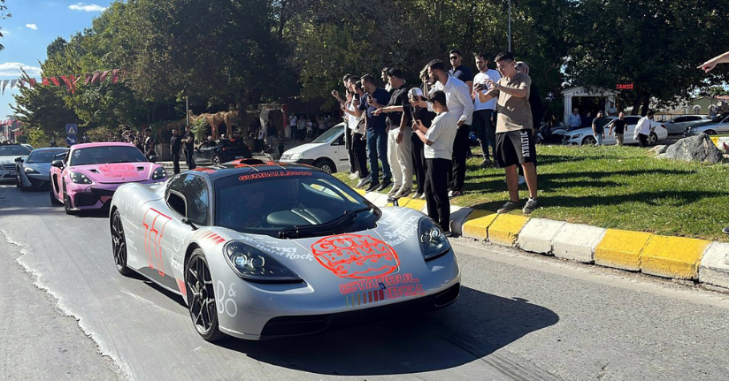 Ralli sürücüleri, otomobilleriyle Selimiye Camisi’nin çevresinde tur attı