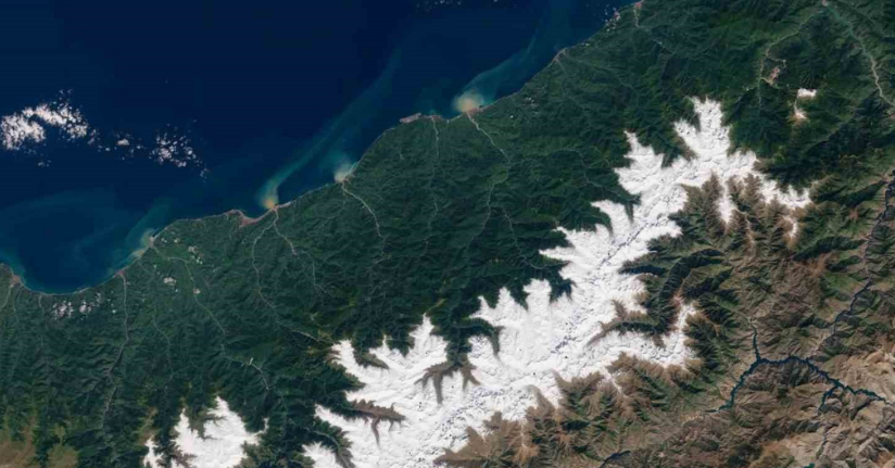 Uydu görüntülerinde Kaçkarlar’daki kar ve Karadeniz’e selle taşınan toprak kütleleri dikkat çekti