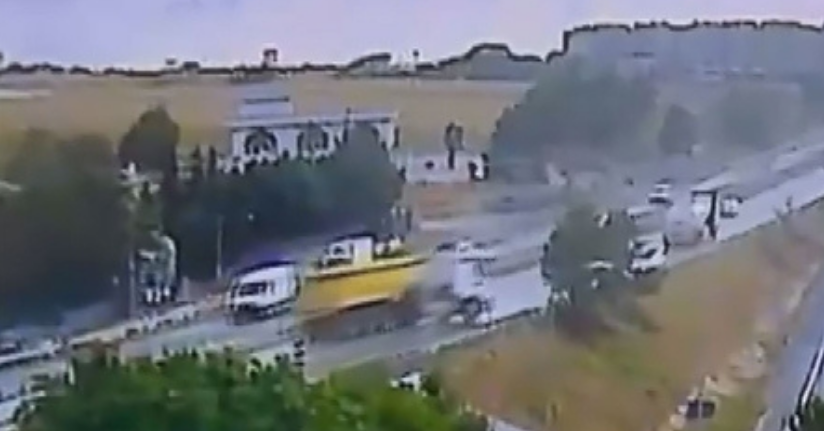 Büyükçekmece D-100 karayolunda hafriyat kamyonu devrildi
