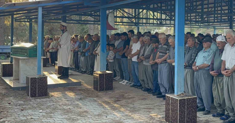 Yangında ölen nene ve torun yan yana toprağa verildi