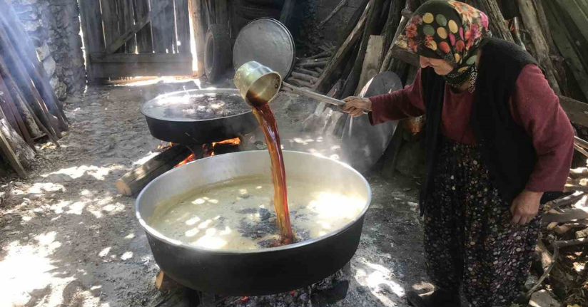 50 kiloluk kazanlarda 1 litre külle kaynatılıyor, kilosu 500 liradan satılıyor