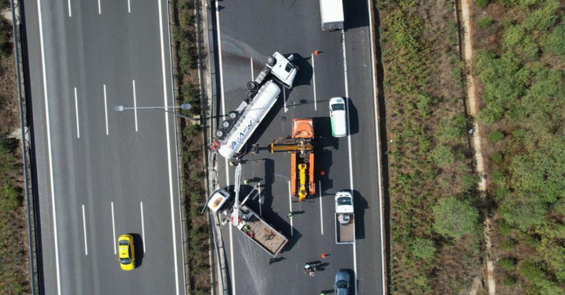 Kuzey Marmara Otoyolu’nda tır devrildi, trafik kilitlendi