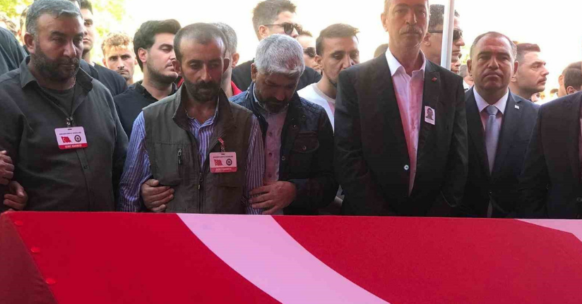 Şehit polis memleketi Şanlıurfa’da gözyaşları arasında defnedildi
