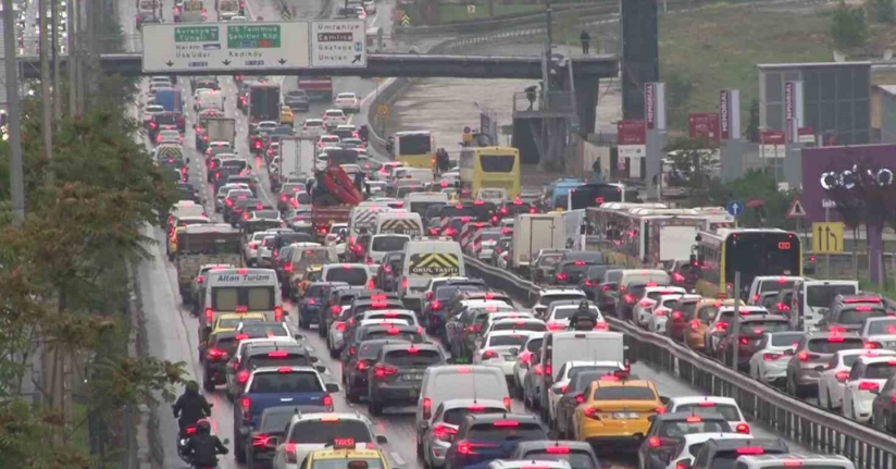 Sağanak yağış İstanbul trafiğini kilitledi