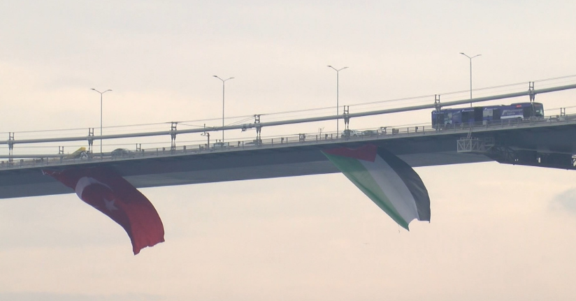 İstanbul Boğazı'ndaki köprülere Filistin'e destek için bayrak asıldı