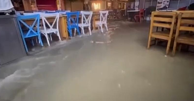 Çeşme’de şiddetli yağmur sele dönüştü
