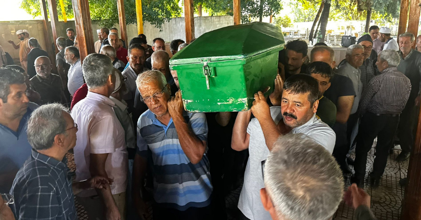 Mersin’de şarampole yuvarlanan minibüste ölen 3 kişi toprağa verildi