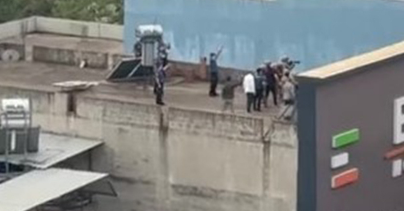 Ailesini rehin alıp bıçak çekti, özel harekat polisi bacağından vurdu