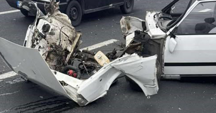 Tofaş marka otomobilin motoru fırladı: 2 yaralı