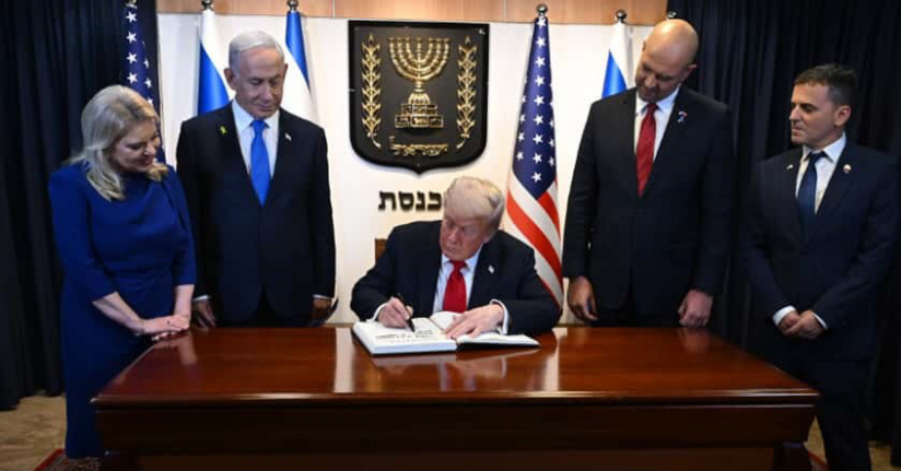 Trump, İsrail Meclisi’nde ziyaretçi defterini imzaladı