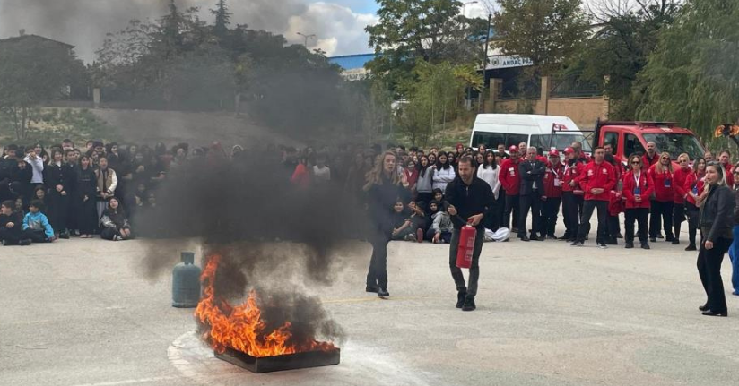  Tüm okullarda ortak eş zamanlı deprem ve yangın tatbikatı gerçekleştirildi