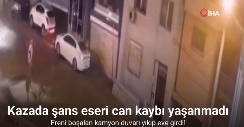 İzmir’de freni boşalan kamyon duvarı yıkıp eve girdi